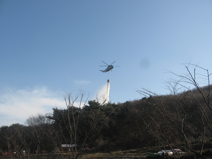 헬기로 산불 진화 모습.(사진=광주시 제공)