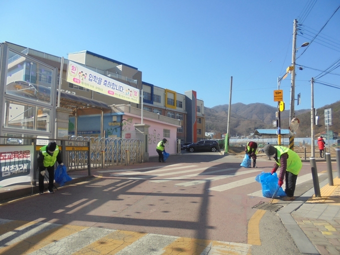 광주시 초월읍 환경미화원과 가로청소원 등 직원들이 ‘깨끗한 등굣길’을 만들기 위한 학교 주변 쓰레기를 수거‧하고 있다.(사진=광주시 제공)