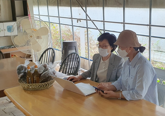 강소농 민간전문가 현장지원단이 비대면 컨설팅을 지원하고 있다. (사진제공 = 경기도 농업기술원)