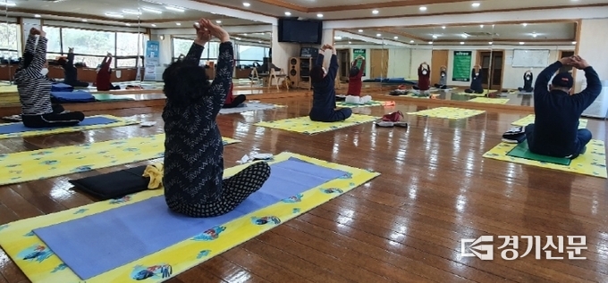 동두천시 보산동주민자치센터에서 주민들이 몸살림 운동을 하고 있다. (사진=보산동 주민센터 제공)