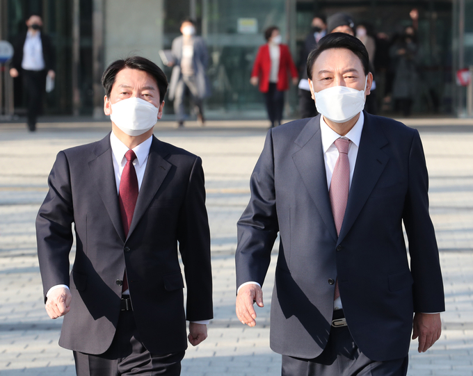 민의힘 윤석열 대선 후보와 국민의당 안철수 대선 후보가 3일 오전 국회 소통관에서 단일화 기자회견을 마친 뒤 이동하고 있다. (사진=국회사진기자단/연합뉴스 제공)