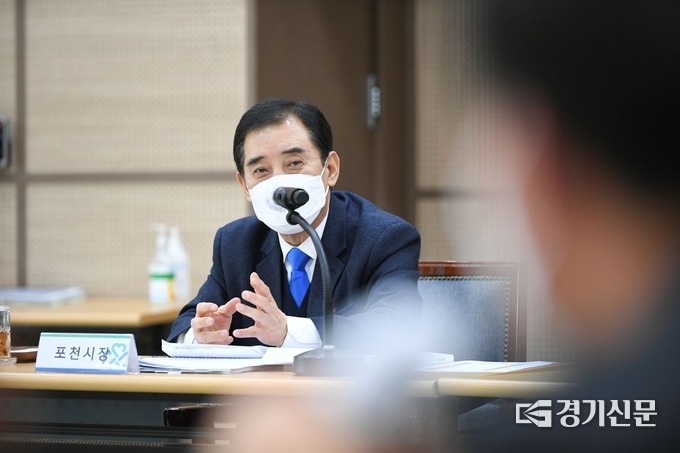 보고회에서 박윤국 포천시장이 회의를 주관하고 있다. (사진=포천시 제공)