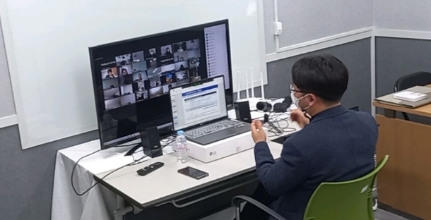 시흥시는 사회적경제와 공공구매 활성화를 위해 시 예산·사업담당자 및 교육 희망자 66명을 대상으로 지난달 25일 ‘사회적경제기업 제품 공공구매 온라인 화상교육’을 실시했다.(사진=시흥시 제공)