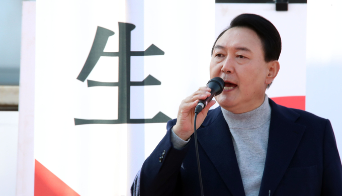 국민의힘 윤석열 대선후보가 3일 오전 충남 아산시 온양온천역 광장 유세에서 지지를 호소하고 있다. (사진=공동취재/연합뉴스)