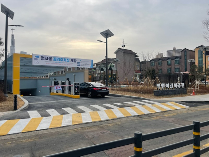 성남시 정자동 백현어린이공원 지하에 100대 주차 규모 공영주차장 건립돼 운영되고 있다. (사진=성남시 제공)