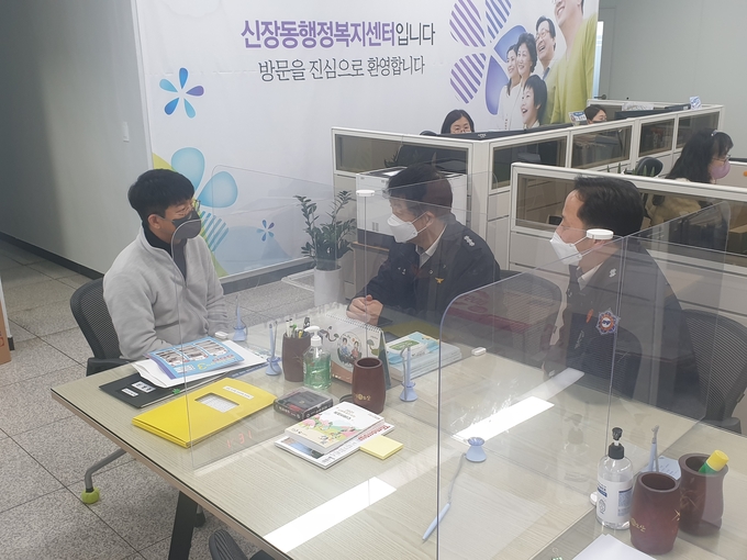 오산소방서, 대통령 선거 사전투표소 현장안전컨설팅 실시 장면.(사진=오산소방서 제공)