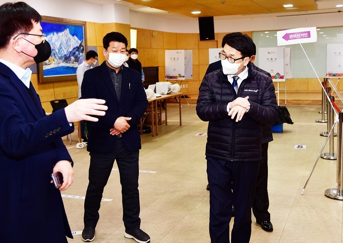 최종환 파주시장이 지난 3일 사전투표소를 점검하고 있다.(사진=파주시 제공)