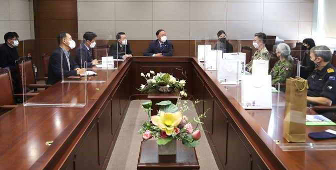 지난 3일 영연방 4개국(영국, 뉴질랜드, 캐나다, 호주) 국방무관들이, 오는 4월 22일 개최될 '영연방 4개국 참전용사 추모행사'를 위한 의견을 교환하기 위하여 가평군청을 방문했다.(사진=가평군 제공)