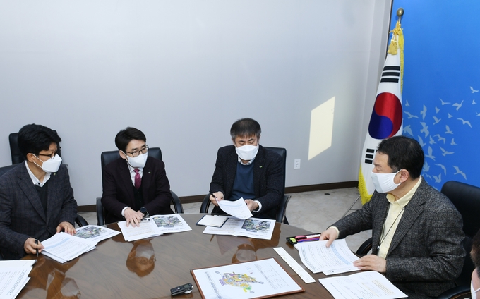 안승남 구리시장은 신경철 LH 국토도시개발본부장과 면담을 갖고, 교통 현안에 대해 협조를 당부했다. (사진=구리시 제공)