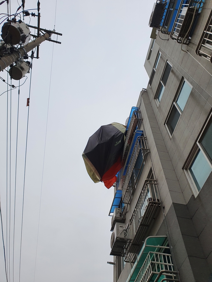 부평구 일신동 한 빌라 옥상에서 텐트가 바람에 날려 난간에 걸쳐져 있다. ( 사진 = 인천소방본부 제공 )