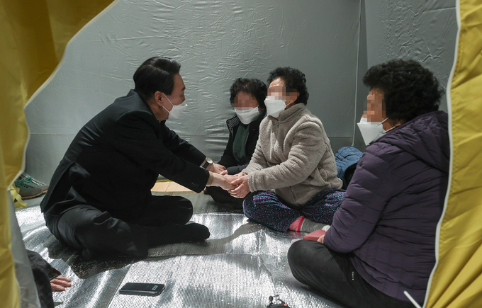 국민의힘 윤석열 대선 후보가 4일 밤 경북 울진군 울진국민체육센터에 마련된 이재민 보호소를 방문해 주민들을 위로하고 있다. (사진=공동취재/연합뉴스)
