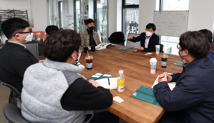 4일 김상회 전 행정관이 수원시 행궁동 소재 '공존공간'에서 수원시민 청년문화기획자들과 소통하고 있는 모습. (사진= 김상회 제공)