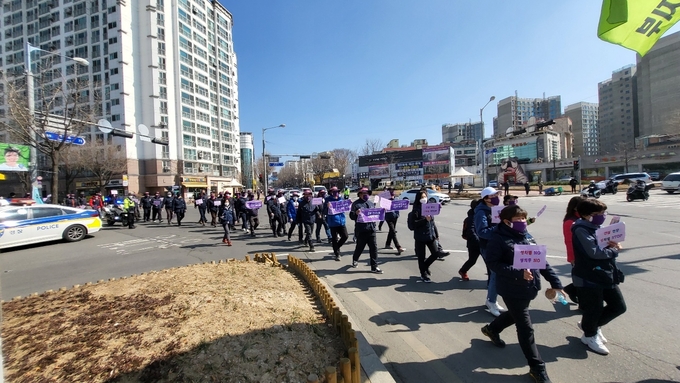 경기여성연대 등 10개 시민사회단체가 경기도청-수원역 도보행진을 하며 세계 여성의 날을 기념하고 있다. (사진=김한별 기자)