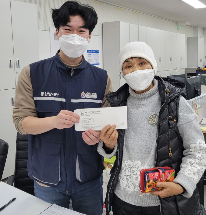 은빛노인복지센터는 코로나19 장기화로 어려움을 겪고 있는 관내 이웃 보듬기에 적극 나서고 있다.(사진=시흥시 제공)