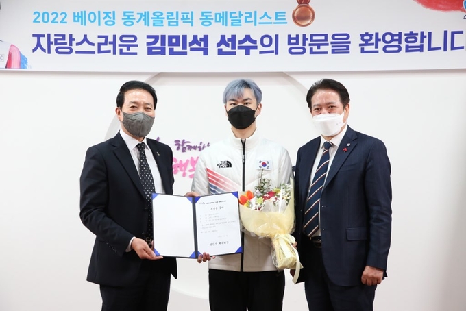  최대호 안양시장이 지난 4일 김민석선수의 시청 방문을 환영하고 있다..(사진=안양시 제공)