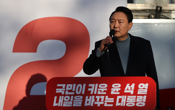 국민의힘 윤석열 대선 후보가 5일 오후 경기도 남양주시 평내호평역 앞 광장 유세 현장에서 지지를 호소하고 있다. (사진=공동취재/연합뉴스 자료사진)