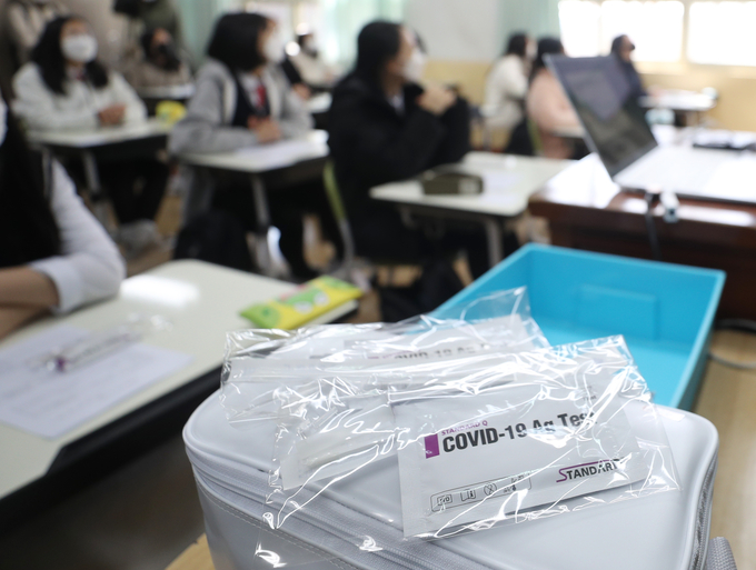 신속항원검사 키트 사용법 교육받는 학생들 (사진=연합뉴스/자료사진)
