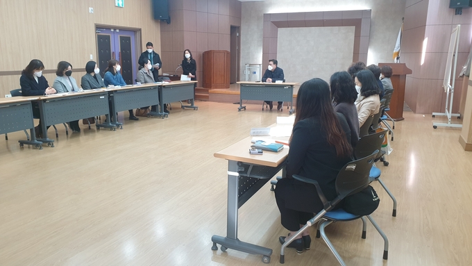 김정식 구청장이 지역아동센터 센터장들과 긴급 간담회를 갖고 있다. ( 사진 = 미추홀구 제공 )