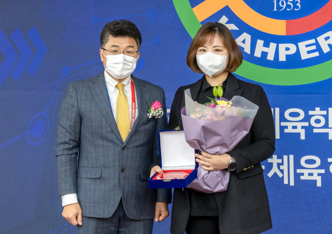 한국체육학회 우수 박사학위 논문상을 받은 인하대 체육학과 김수진 박사(오른쪽). ( 사진 = 인하대 제공 )