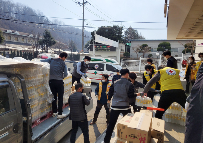 신세계 이마트 산불 피해지역 물품 지원 현장 사진. (사진=신세계그룹 제공)