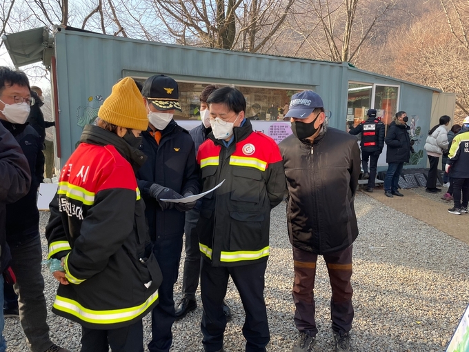 한대희 시장(오른쪽에서 두 번째)이 수리산 화재 현장에서 군포시소방서 관계자로부터 산불 현황과 진화 작업에 관한 설명을 듣고 있다.(사진=군포시 제공)