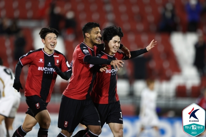 6일 부천종합운동장에서 열린 하나원큐 K리그2 2002 3라운드 김포FC와 부천FC 1995의 경기에서 부천FC 오재혁(오른쪽)이 선제골을 터뜨린 뒤 기뻐하고 있다. (사진=한국프로축구연맹 제공)