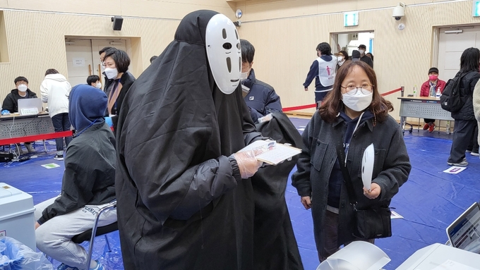 헌법에서 명시한 참정권서 장애인을 배제하고 있는 현실을 규탄하며 가오나시 분장을 한 발달장애인이 투표 전 신분 확인을 위해 대기하고있다. (사진=김한별 기자)