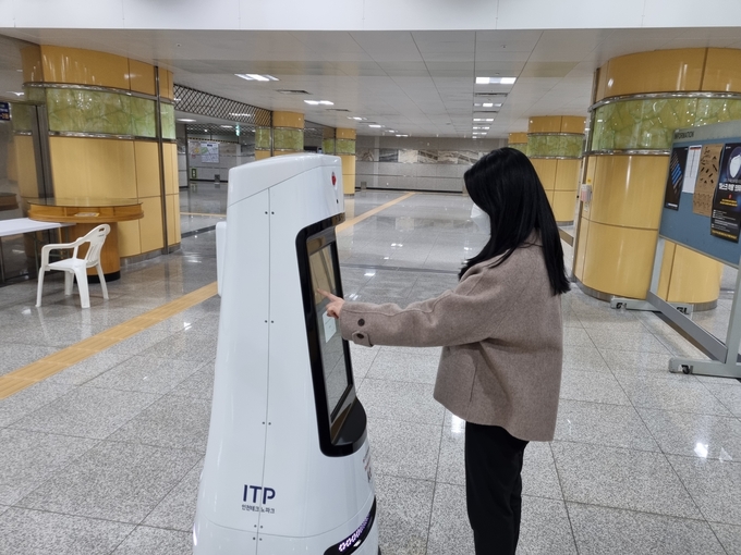 인천도시철도 1호선 인천대입구역에 등장한 로봇 역무원. ( 사진 = 인천교통공사 제공 ) 