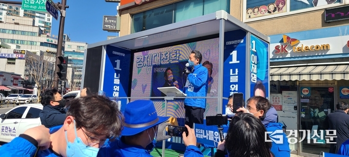 신읍사거리에서 더불어민주당이 유세를 하고 있다. (사진=문석완 기자)