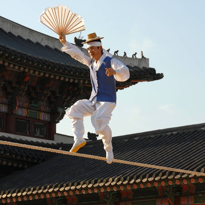 남사당패 공연중에서 권원태의 줄타기 장면.(사진=군포문화재단 제공)