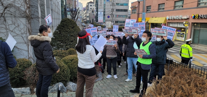 7일 김포시 통합사우스카이타운 조합원들이 임시총회에서 선출된 집행부에 대한 조합설립 변경인가를 처리해달라고 시청을 찾아 항의하고 있다.(사진 =천용남 기자)