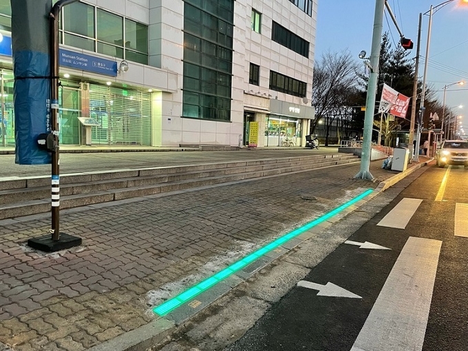 파주시가 보행자안전을 위해 학교앞 등에 설치한 LED 보행신호등(사진=파주시 제공)