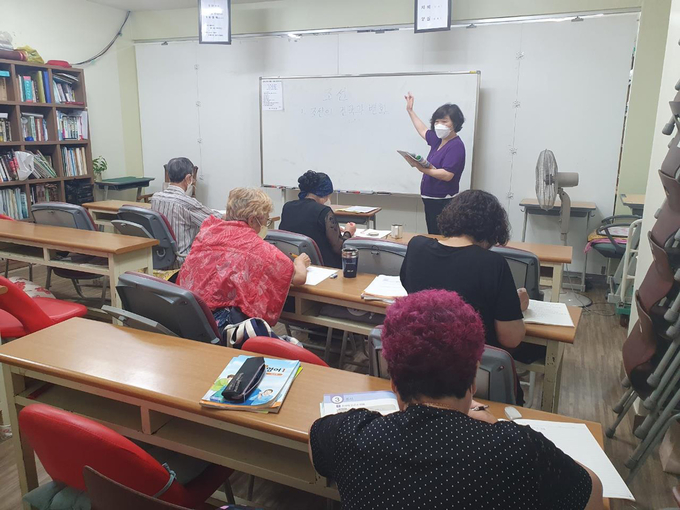 성남지역 성인 문해교육기관인 창세학교에서 한글 공부 중인 시민들. (사진=성남시 제공)