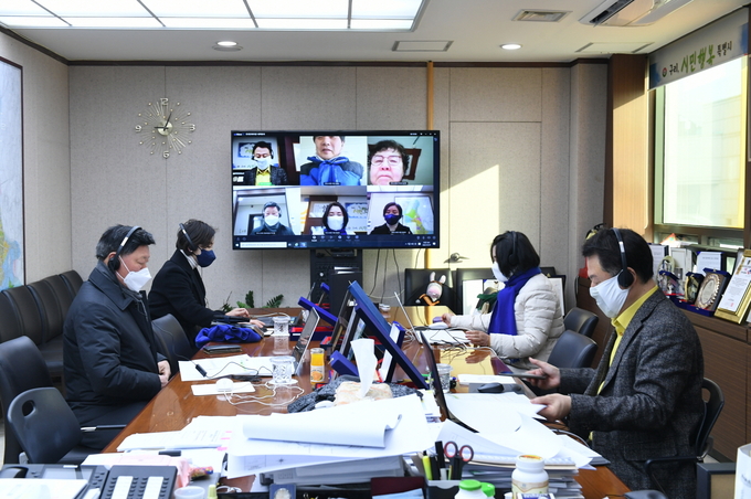 안승남 구리시장은 ‘민생경제지원 종합대책’을 발표한 후 시장실에서 구리시의회 민주당 소속 의원들과 비대면 화상회의를 통해 의견을 나누며 시의회의 협조를 구했다.(사진=구리시 제공)