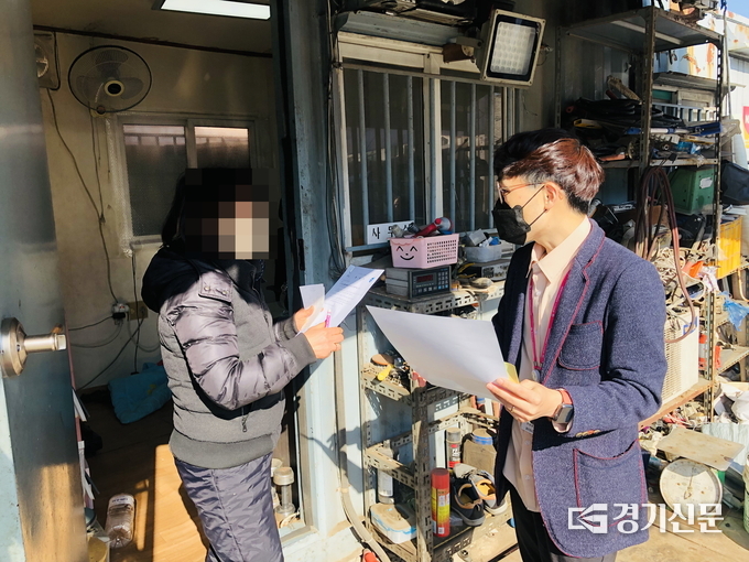 고물상 업주와 협력사업 설명모습 (사진=중앙동행정복지센터 제공)