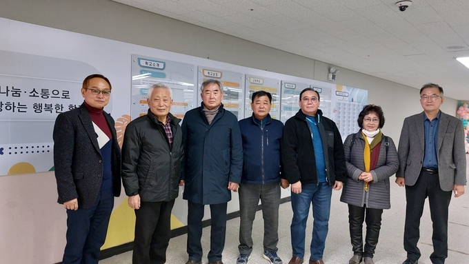 이상옥 광주시 송정2통장과 주민들이 송정초등학교에 학교 소식을 알릴 수 있는 게시판 만들어 기부하고 있다.(사진=광주시 제공)