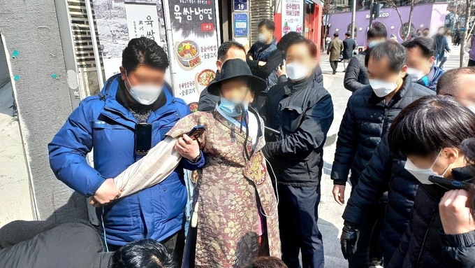 현행범 체포 사진 (사진=홍서윤 민주당 중앙선대위 부수석대변인 제공)
