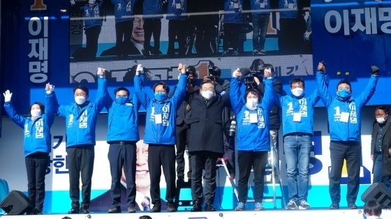 지난 주말 경기도 일대에서 이재명 민주당 대선후보가 박정 민주당 경기도당 꿀벌선대위 상임 선대위원장과 함께 집중유세를 통해 평화와 경제를 강조하며 지지를 호소했다. (사진 = 더불어민주당 경기도당 선대위 제공)