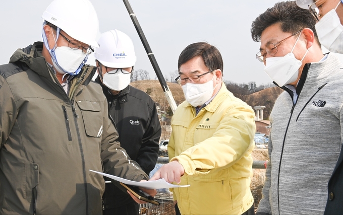 신동헌 시장이 7일 오포 공공하수처리장 증설사업 현장과 우회도로 확장공사등 대규모 공사 현장을 찾아 안전 점검과 사업장별 추진상황 및 문제점을 살피고 있다.(사진=광주시 제공)
