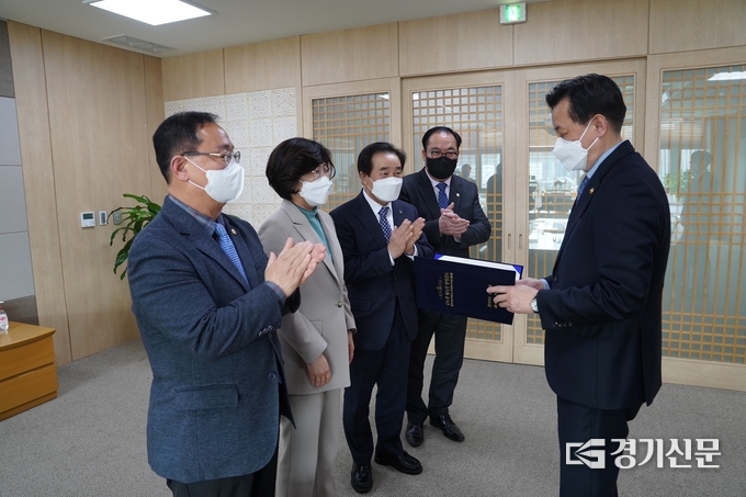 왼쪽부터 김성우 진천군의회의장, 김보라 안성시장, 송기섭 진천군수, 신원주 안성시의회의장이 황성규 국토교통부2차관에게 ‘수도권내륙선 사전타당성조사용역 조기착수를 위한 공동건의문’을 전달하고 있다.(사진=안성시 제공)