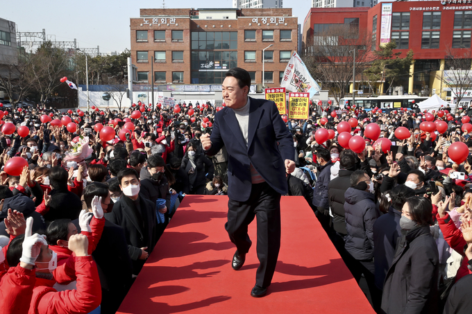국민의힘 윤석열 대선 후보가 7일 오전 경기 구리시 구리역 광장에서 열린 유세에서 지지자들의 환호에 어퍼컷 세리머니로 화답하고 있다. (사진=국회사진기자단/연합뉴스 제공)