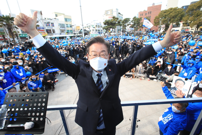 더불어민주당 이재명 대선후보가 7일 오전 제주시 동문로터리에서 열린 '놀멍쉬멍 평화 제주! 느영나영 모두를 위해 이재명!' 유세에서 양손을 들어 인사하고 있다. (사진=연합뉴스 제공)