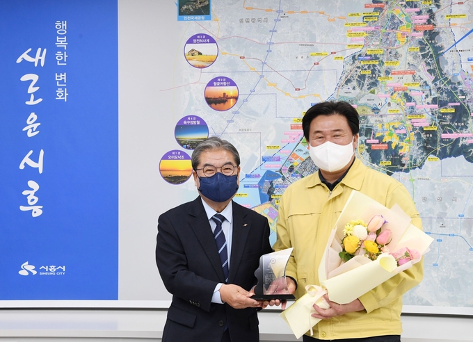 임병택 시흥시장이 교육발전에 기여한 공로를 인정받아 지난 7일 이재정 경기도교육감으로부터 교육감 유공 감사패를 받았다.(사진=시흥시청 제공)