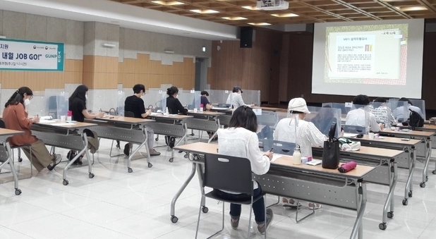 군포여성새로일하기센터의 구직여성 취업준비교육 집단상담프로그램인 ‘다함께 내일 잡고(JOB GO)’의 교육 현장.(사진=군포시 제공)