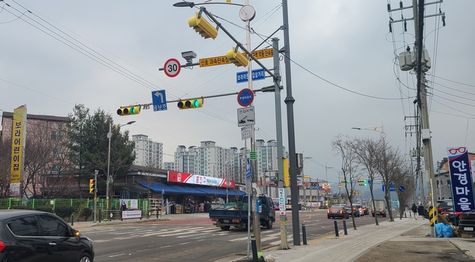 <strong>어린이보호구역 무인 교통단속 카메라.(사진=용인시 제공)</strong>