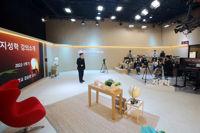 첨단장비로 새로 구축한 ‘ 지성학스튜디오’ 에서 강의리허설을 하고 있다. (사진=가천대학교 제공)