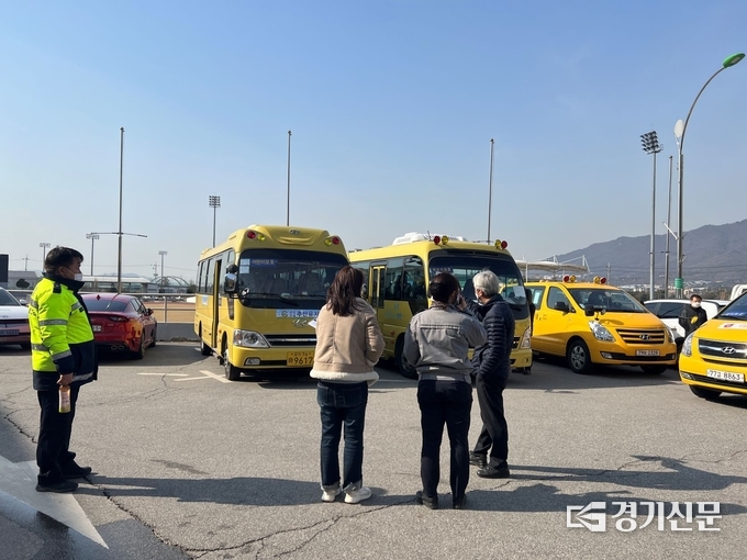 포천시가 포천공설운동장에서 어린이 통학버스 안전점검을 하고 있다. (사진=포천시 제공)