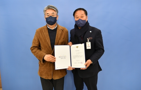 정동균 양평군수가 지난 7일 군수 집무실에서 한양대학교 직업환경의학과 송재철 교수를 양평군 산업보건의로 위촉하고 있다. (사진=양평군 제공)