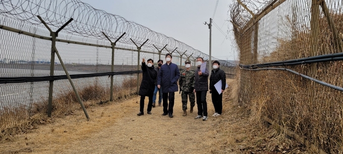 김포시 허승범 부시장이 한강 하구 철책 제거가 계획된 현장을 관계자들과 방문 논의가 이뤄지고 있다. 김포시청제공 