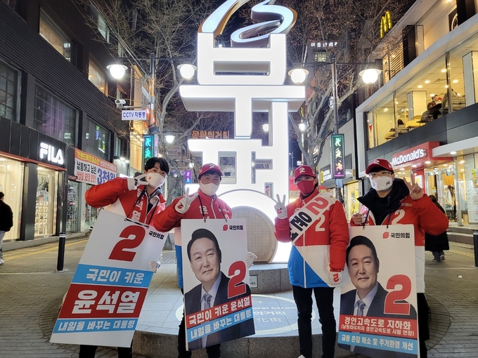 부평문화의 거리에서 뚜벅이 유세 중인 이학재 국민의힘 인천 선대위원장. ( 사진 = 국민의힘 인천시당 제공 )